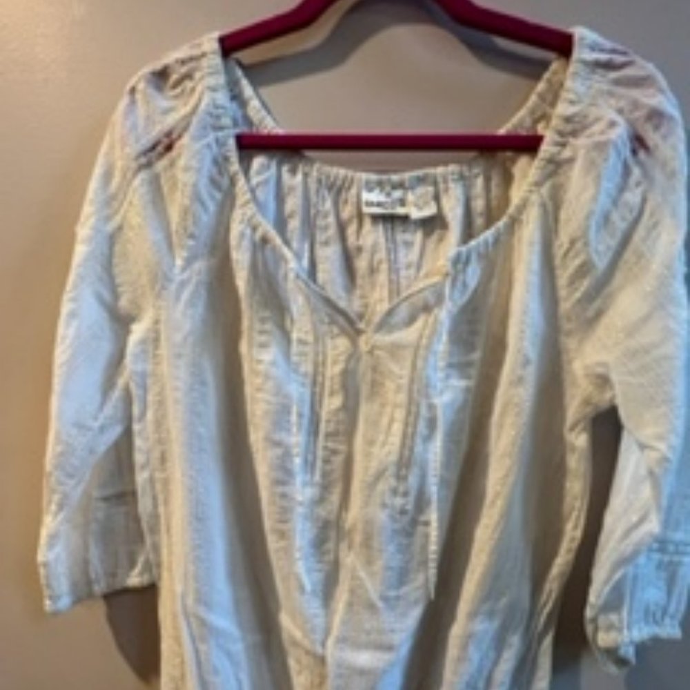Chico's 3/4 length sleeve cream blouse with gold thread elastic sleeve Size 1